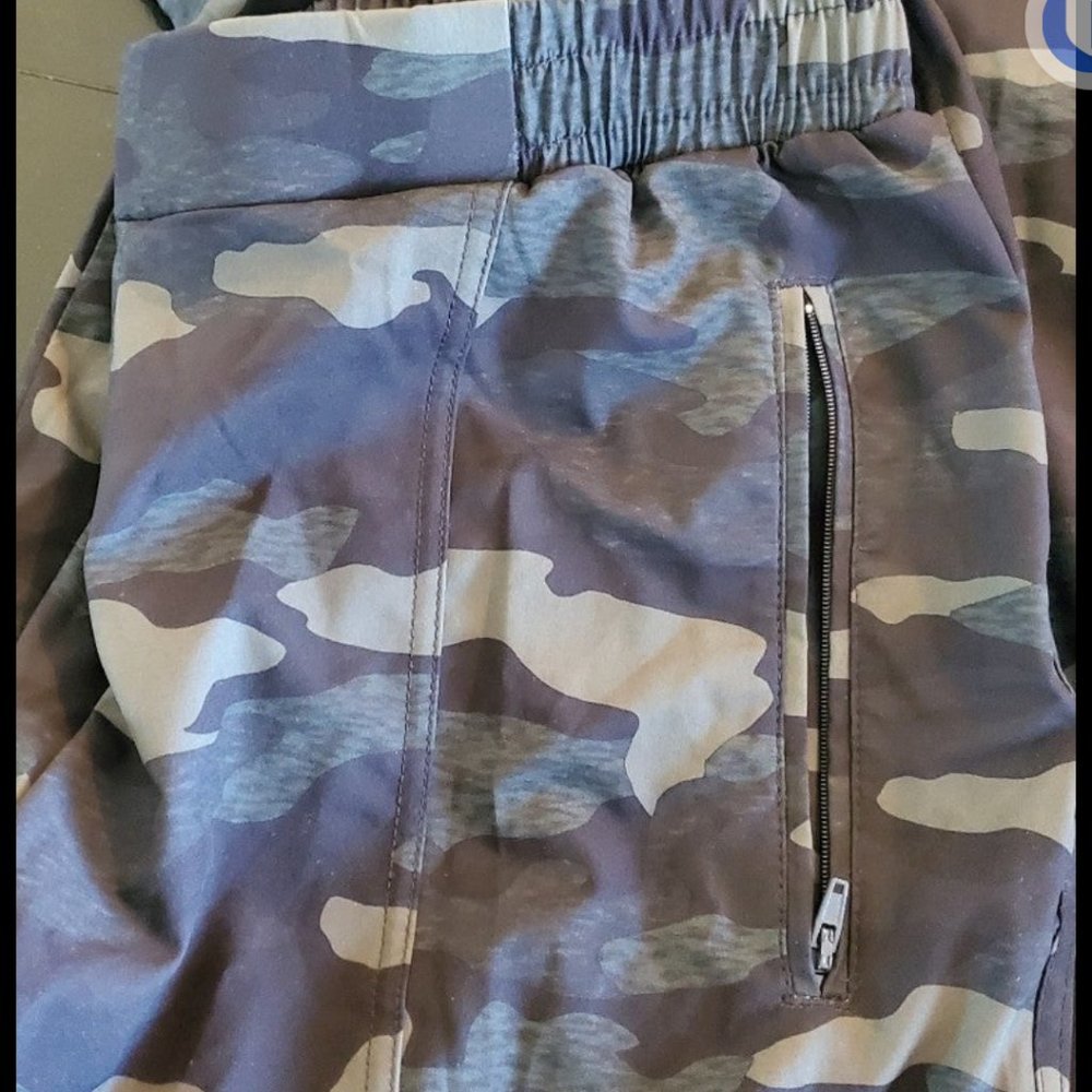Old Navy Active Stretch Tech  Camo Joggers size L